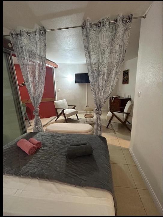 Studio Sainte Anne 2Mn A Pieds De La Plage ,Possibilite Location De Voiture Exterior photo